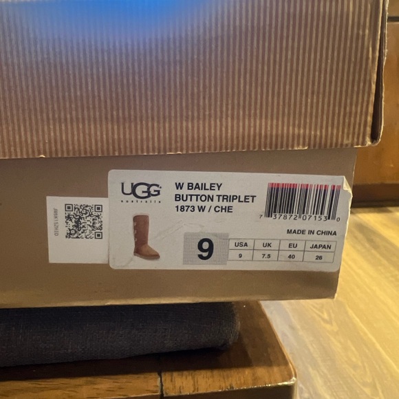 Ugg Wonen’s Bailey Button Triplet Boot - Picture 11 of 12